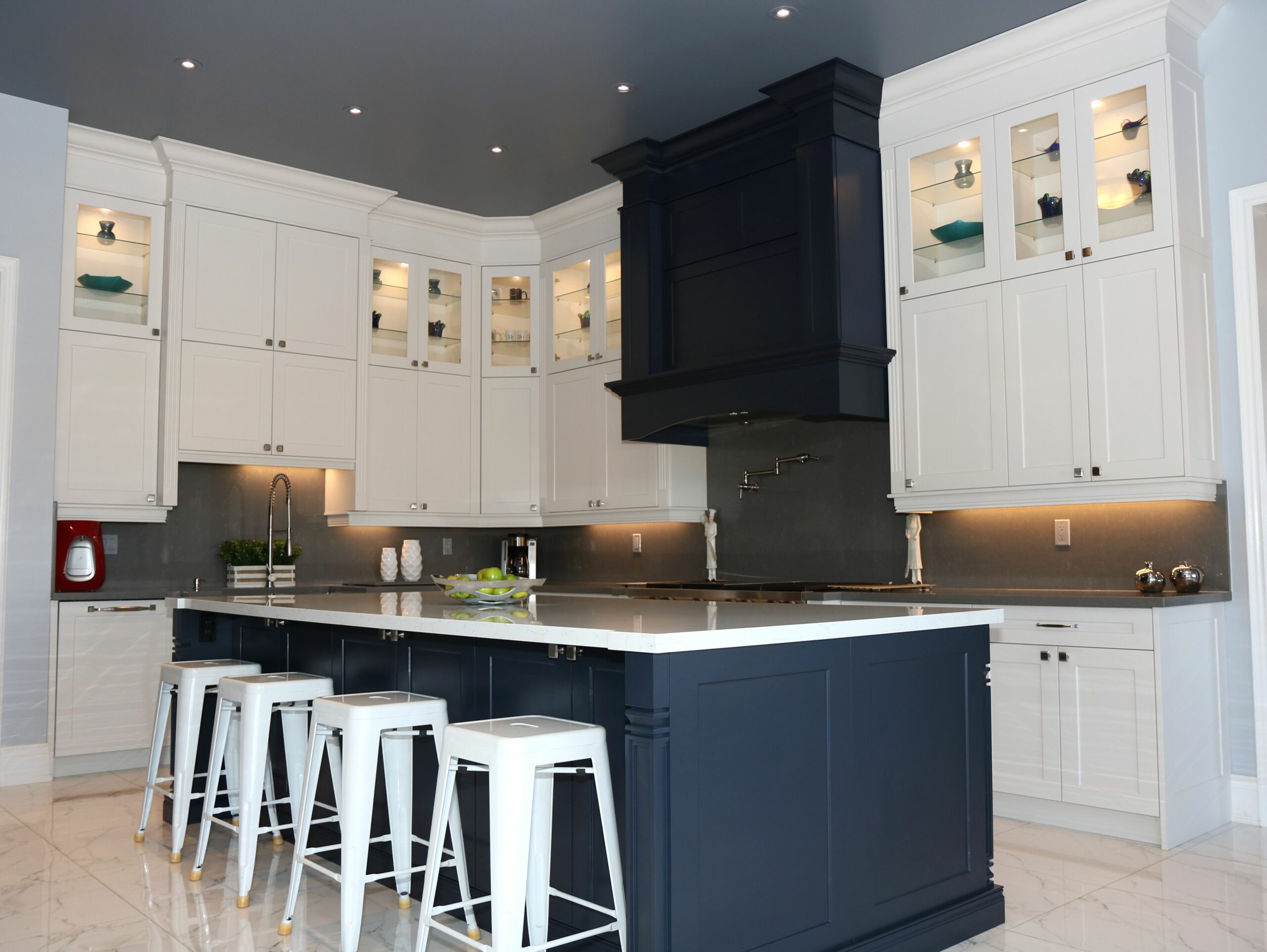 white-quartz-kitchen-countertop-modern-design-mississauga